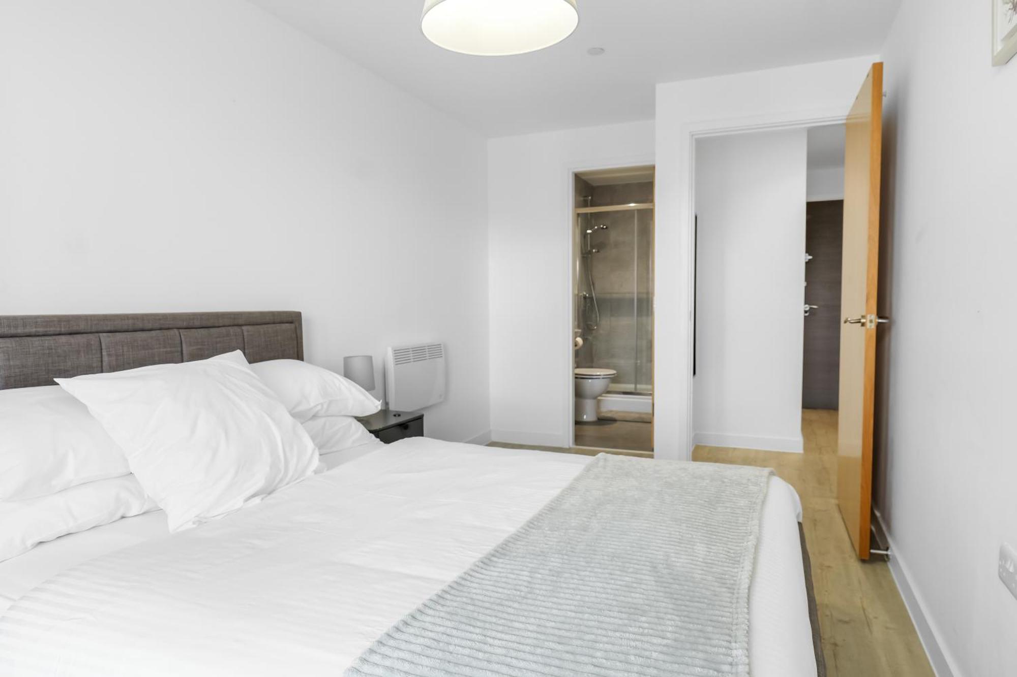 High Rise 2 Bedroom & 2 Bath Apartment With Parking, Balcony & Amazing View Manchester Exteriör bild